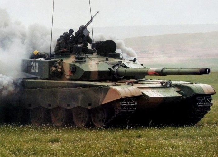 Điểm trừ cuối cùng của Type-99 là xe không được trang bị hệ thống phòng thủ chủ động, gồm những khẩu súng phản ứng nhanh có thể phá hủy đầu đạn đối phương đang bay tới như hệ thống Arena của Nga hay Trophy của Israel ẢNH: Tăng Type-99 của Lục quân Trung Quốc